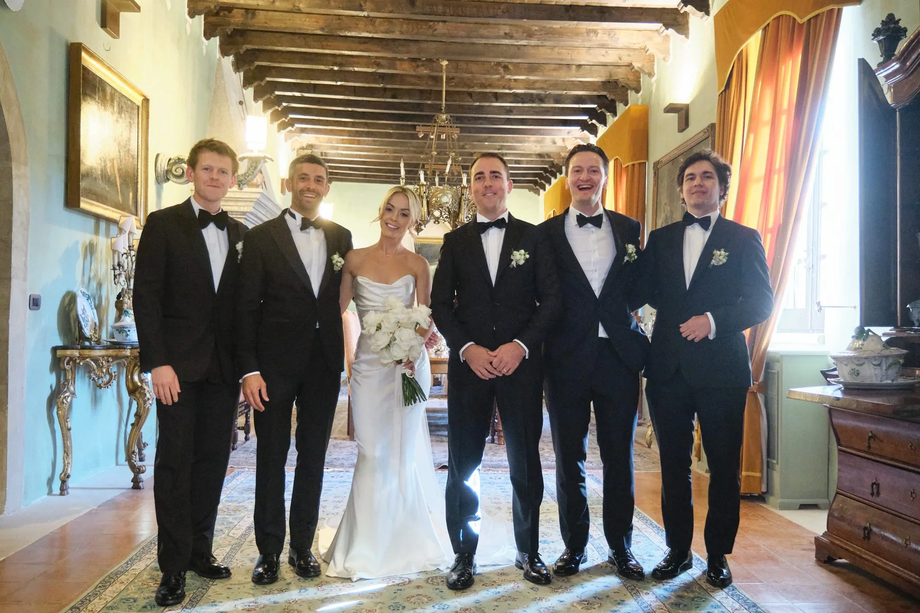 Gli ospiti durante la cerimonia nel cortile del castello