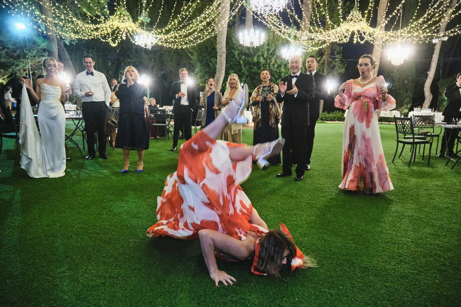 Gli sposi ballano sotto le luci sospese durante la festa