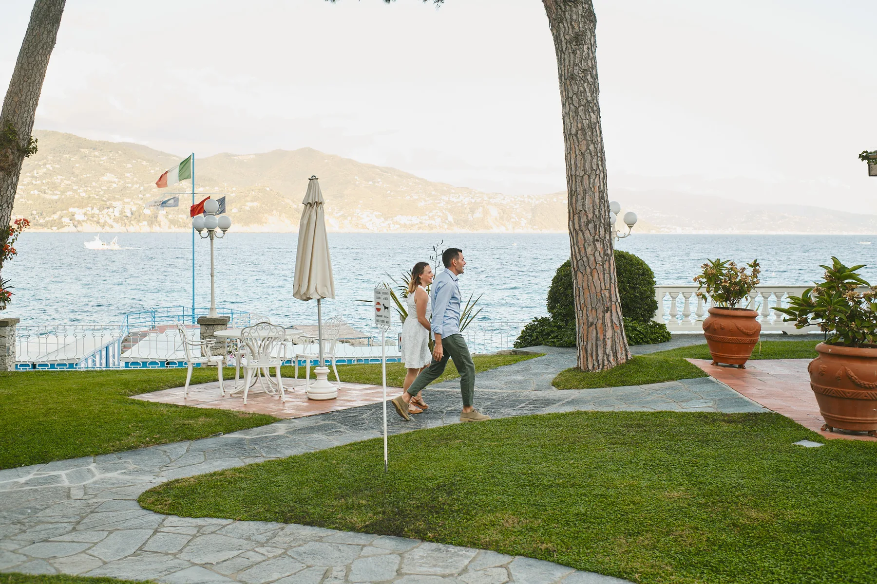 La festa di benvenuto nel giardino sul mare