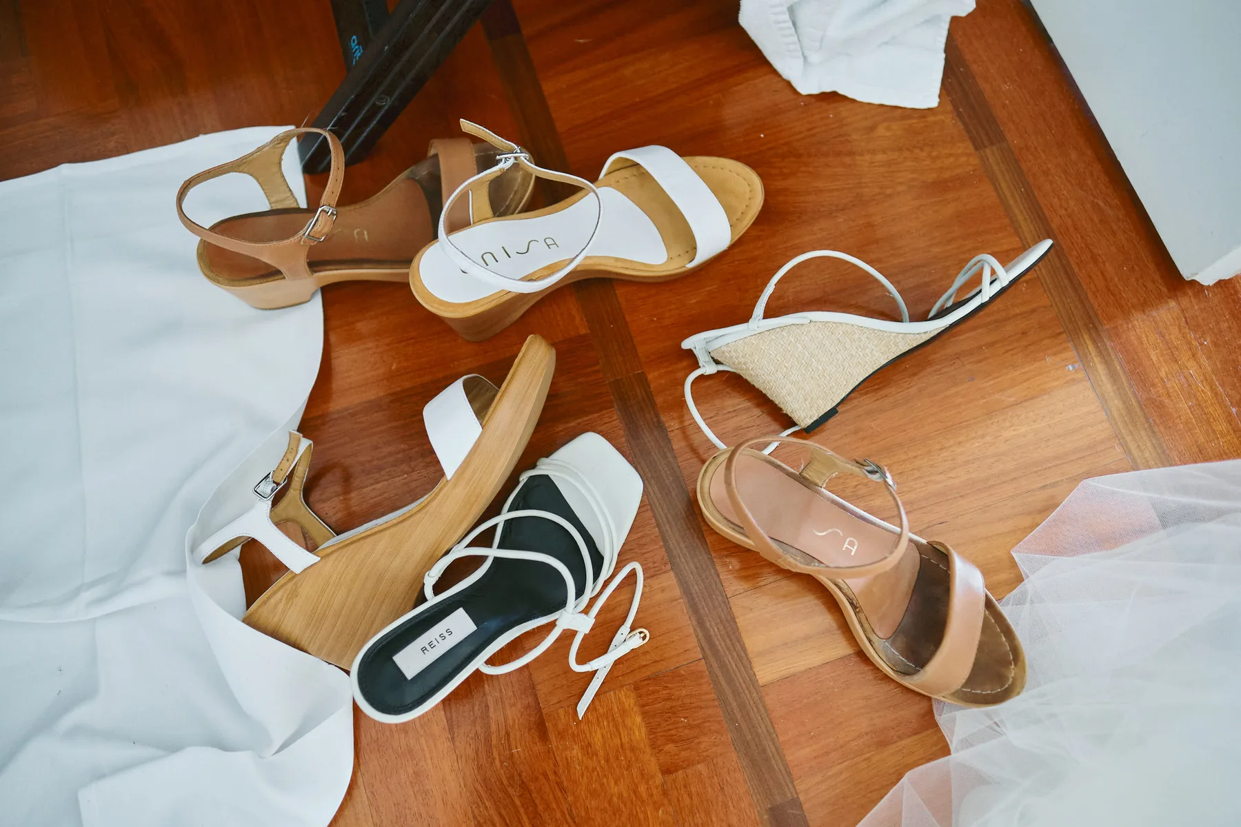 Le scarpe sparse sul letto durante i preparativi