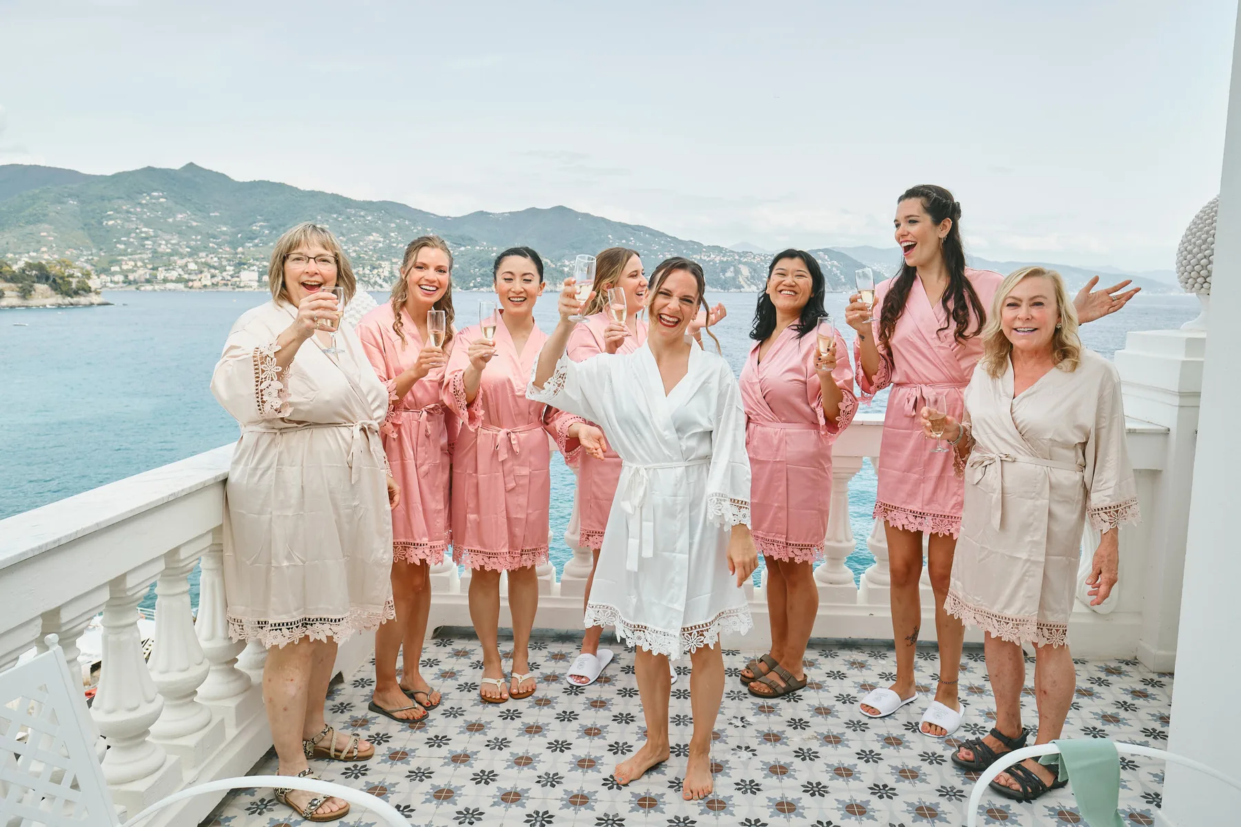 Le damigelle sulla terrazza sul mare