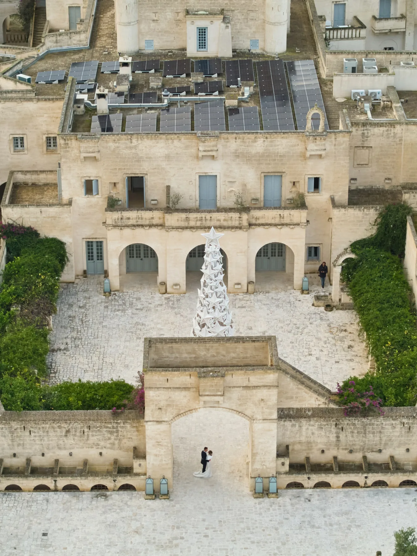 Borgo Egnazia visto dal drone: la piazza con l'albero di Natale e gli sposi all'ingresso