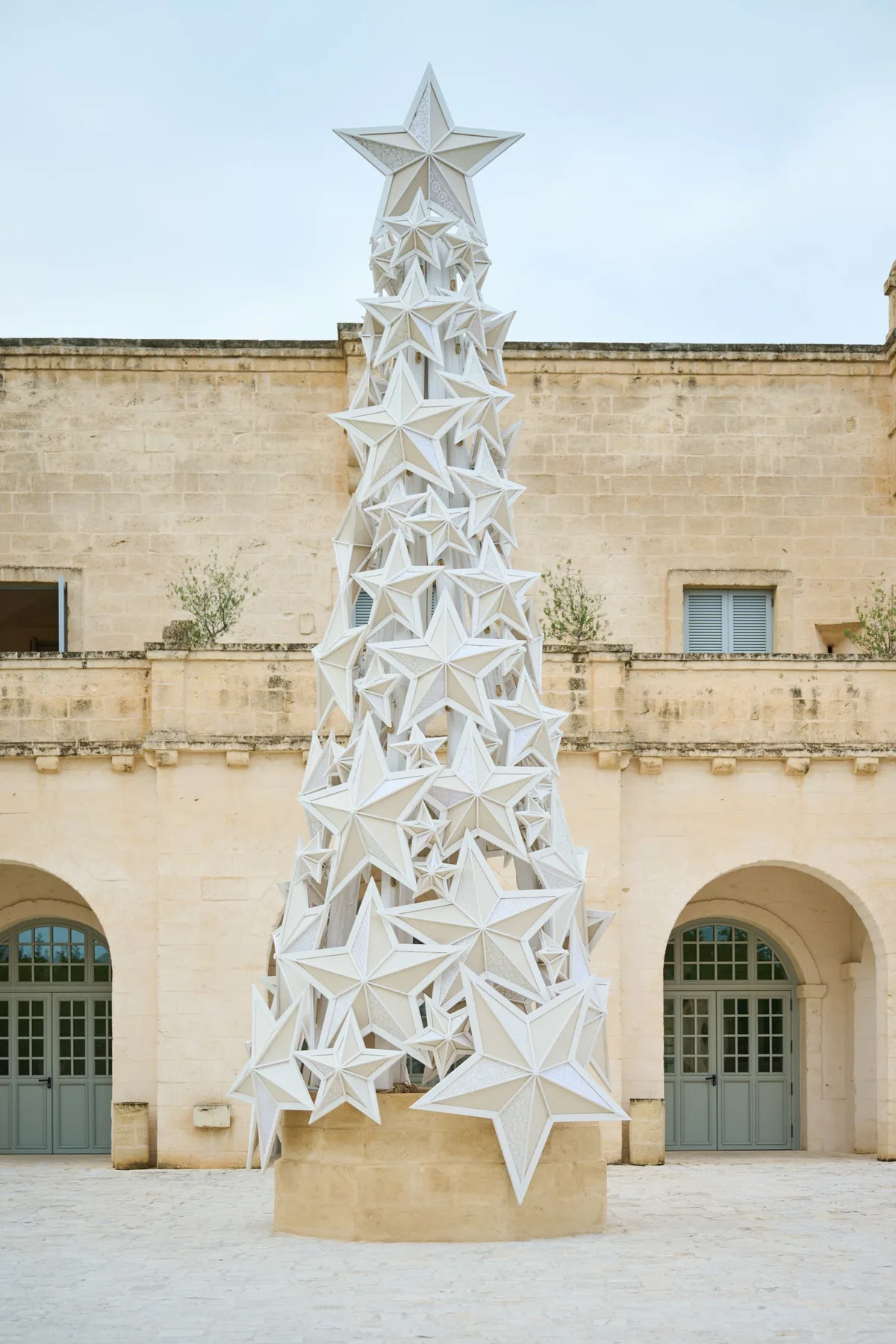 L'albero di stelle bianche nella piazza del borgo
