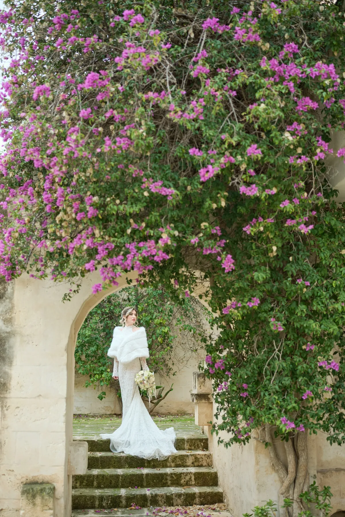 La sposa sotto un arco coperto di bouganville