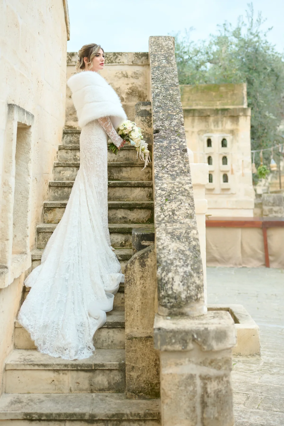 La sposa sale una scalinata in pietra del borgo