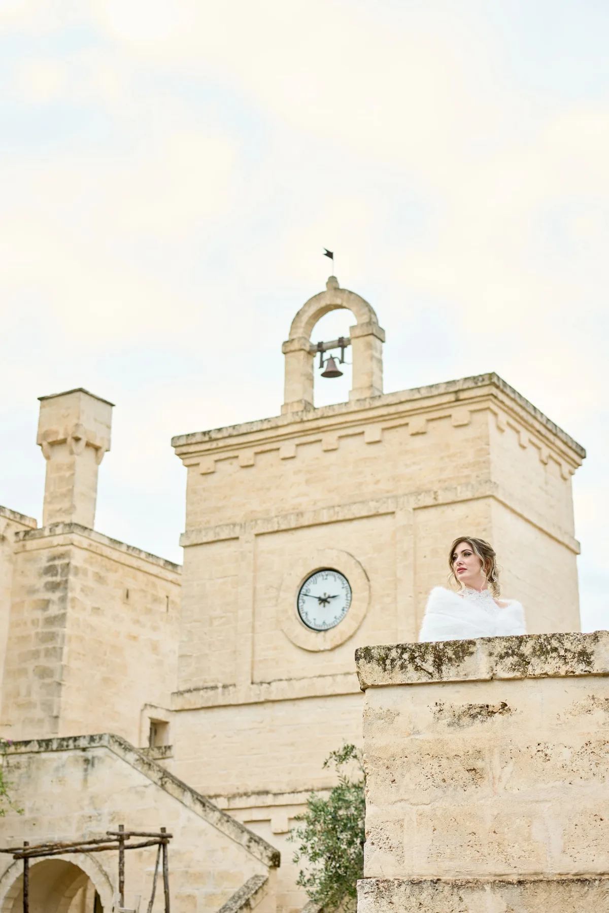 Il campanile con l'orologio e la sposa affacciata