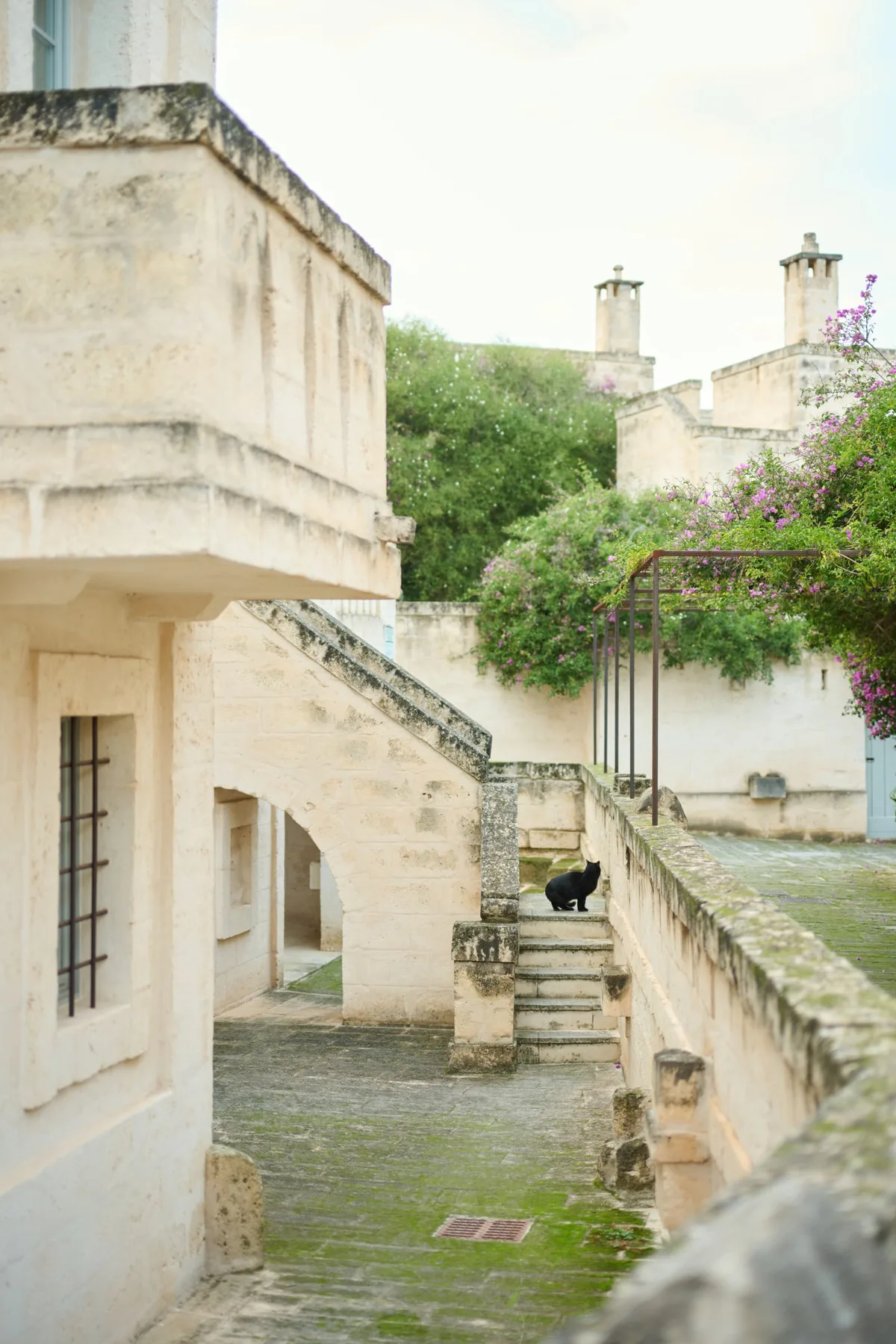 Un vicolo del borgo con scale esterne e terrazze in pietra
