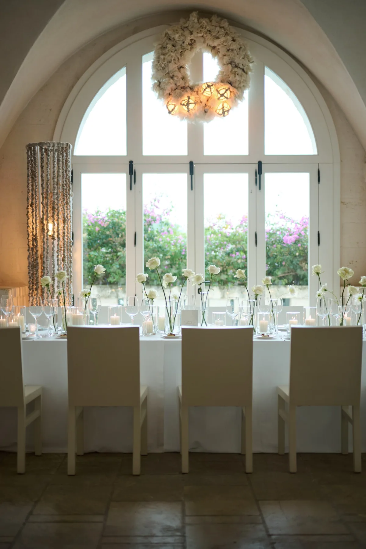 La sala del ricevimento con la grande finestra ad arco e la ghirlanda di fiori