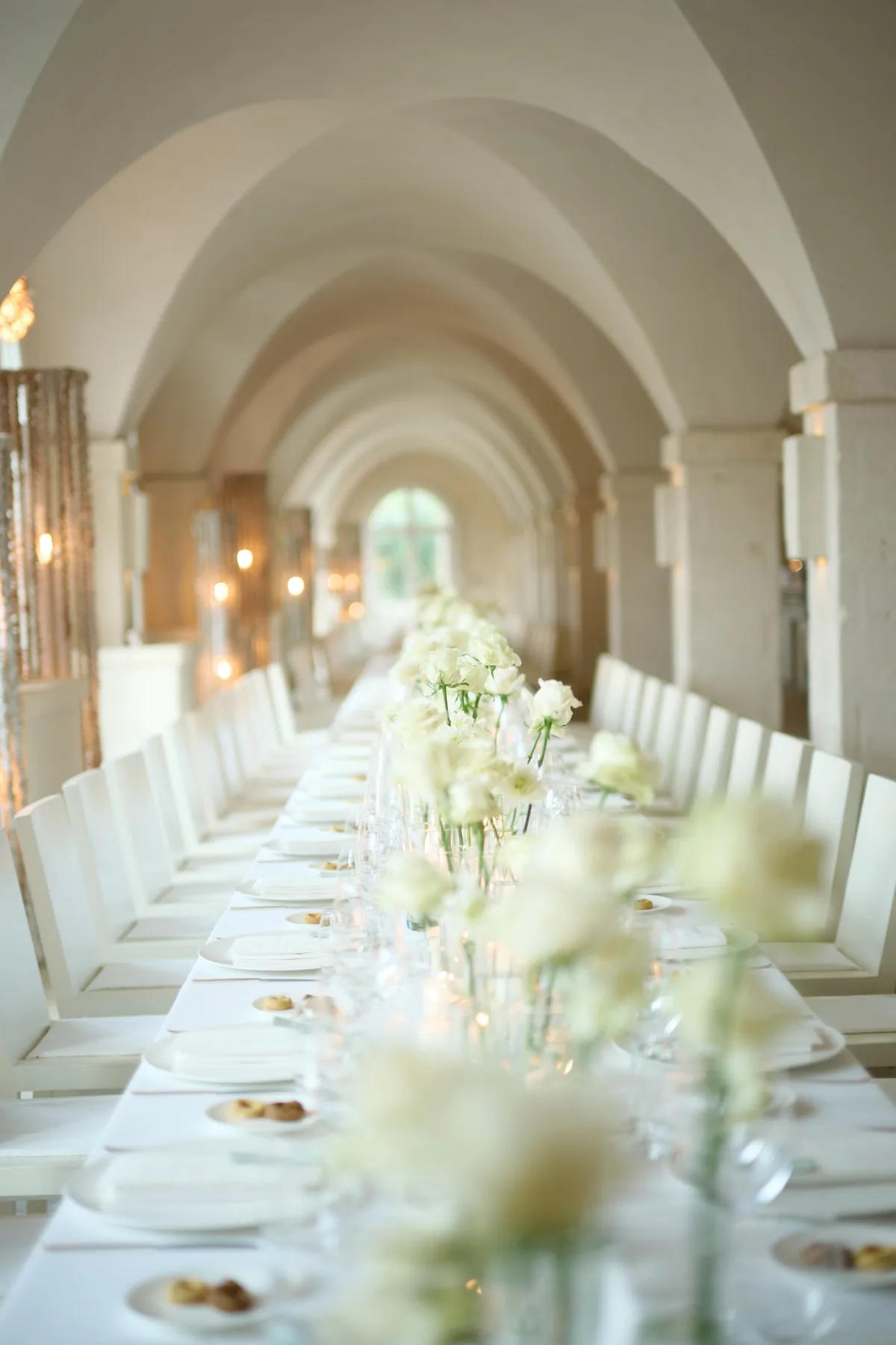 La lunga tavolata imperiale sotto le volte bianche