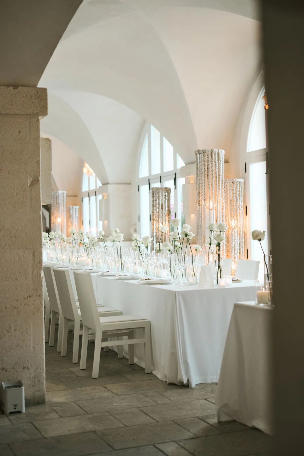 La sala con le volte a crociera e le tavole pronte per la cena