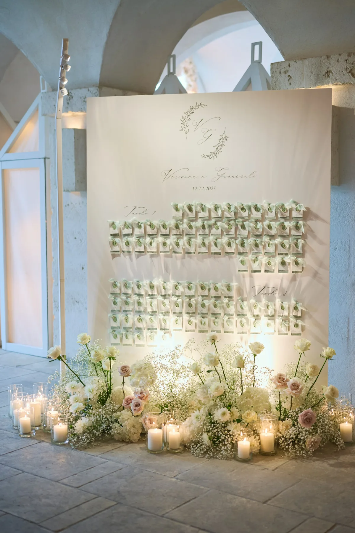 Il tableau de mariage illuminato da candele e fiori