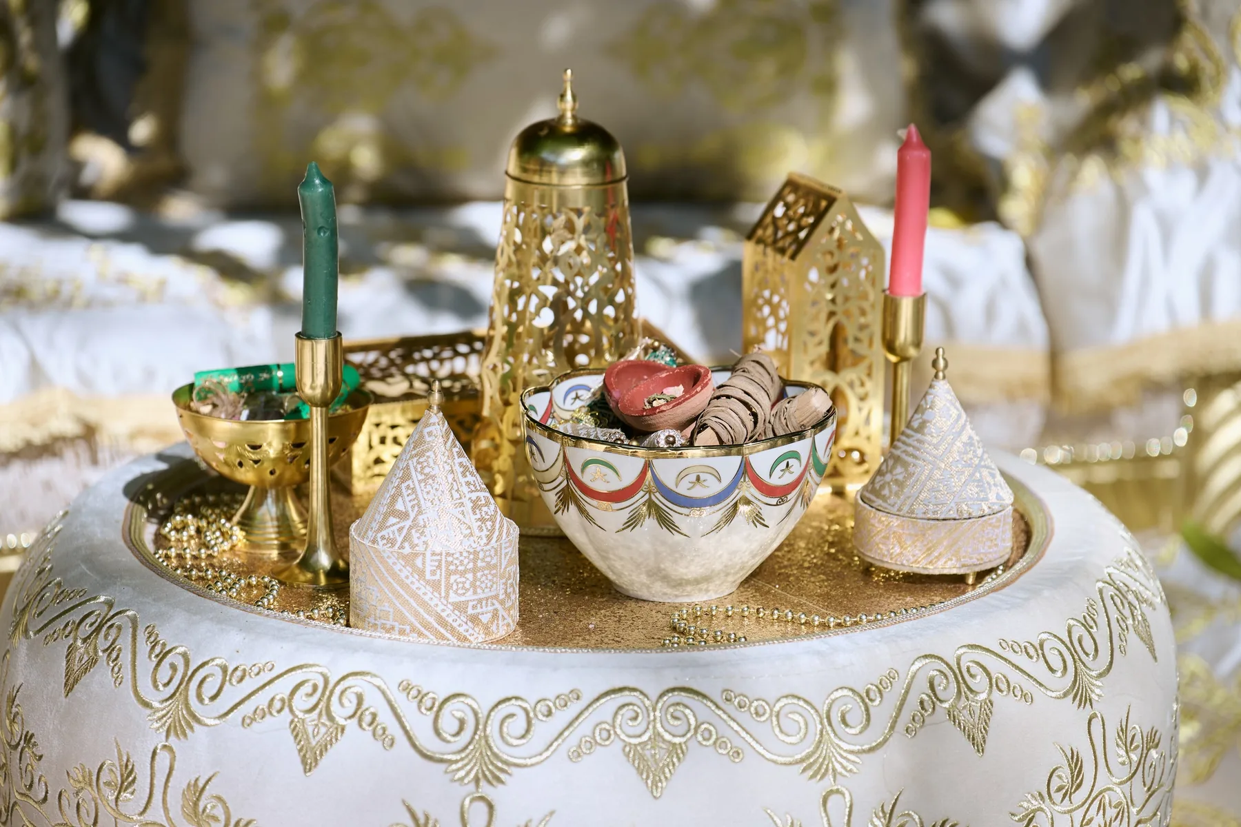 The golden tray with details of the Moroccan tradition