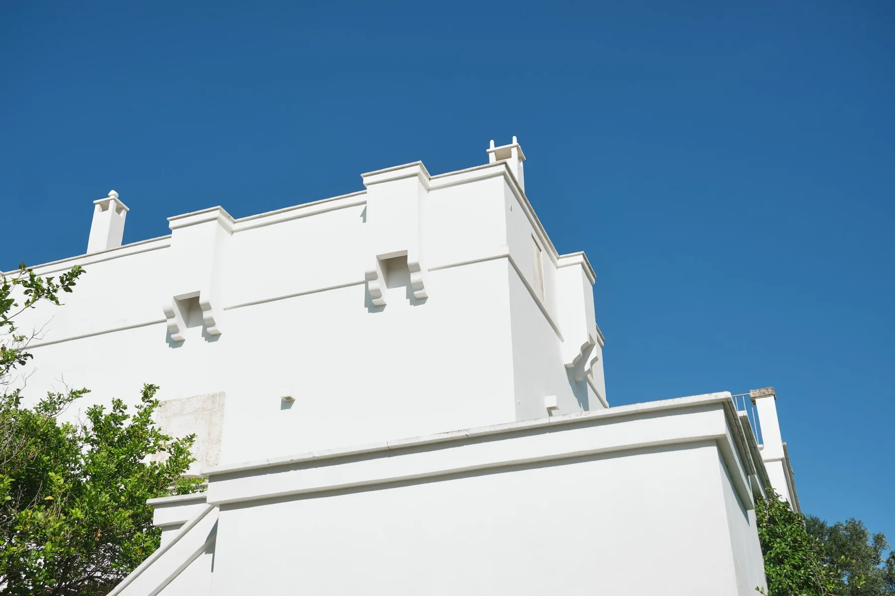 La torre bianca della masseria contro il cielo blu