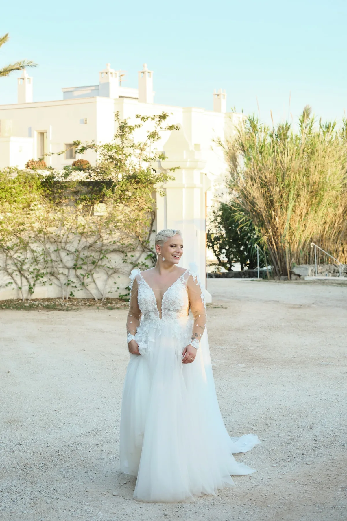 La sposa nel cortile, con la masseria bianca alle spalle