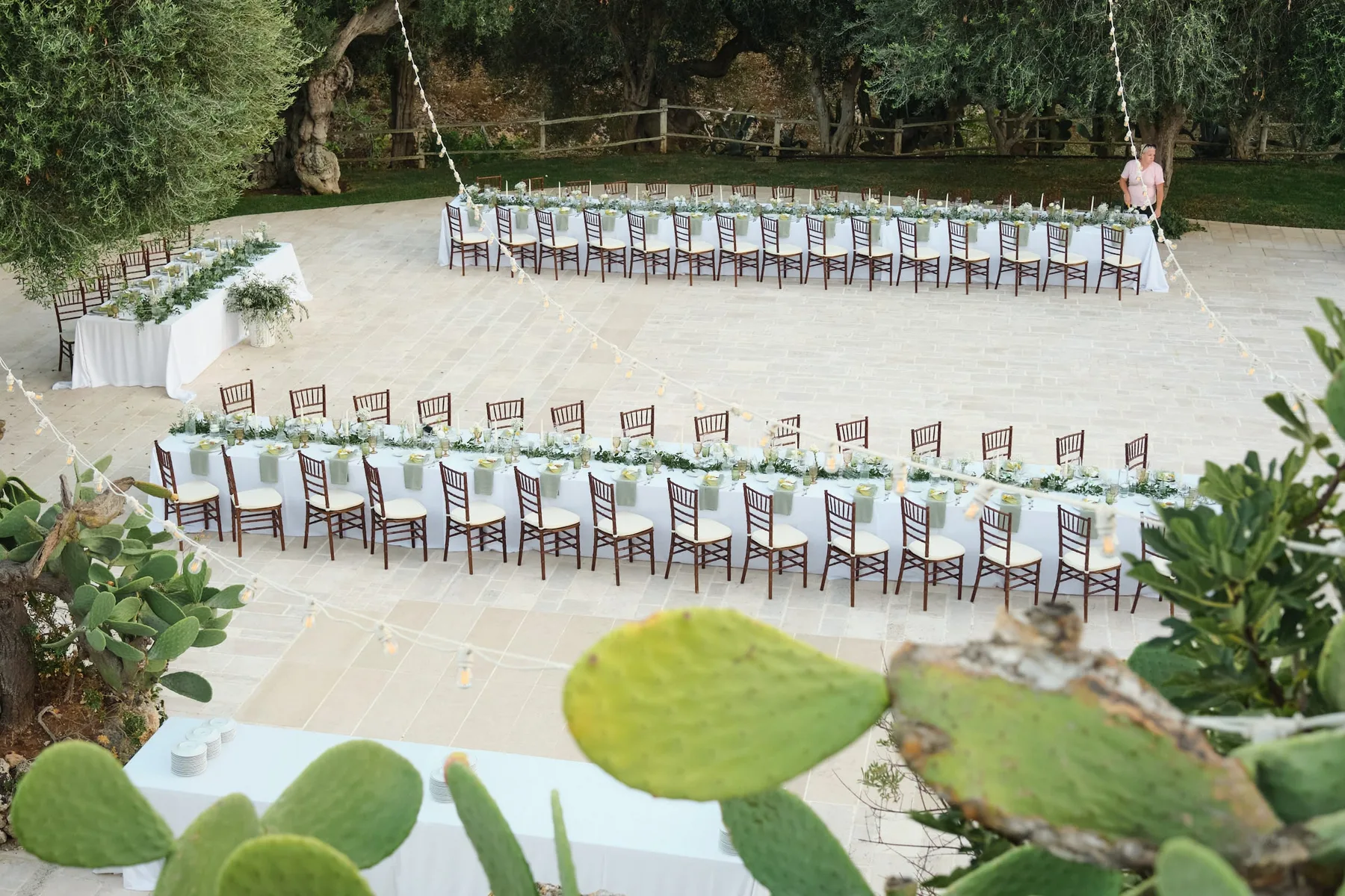 La terrazza della cena vista dall'alto, tra i fichi d'India