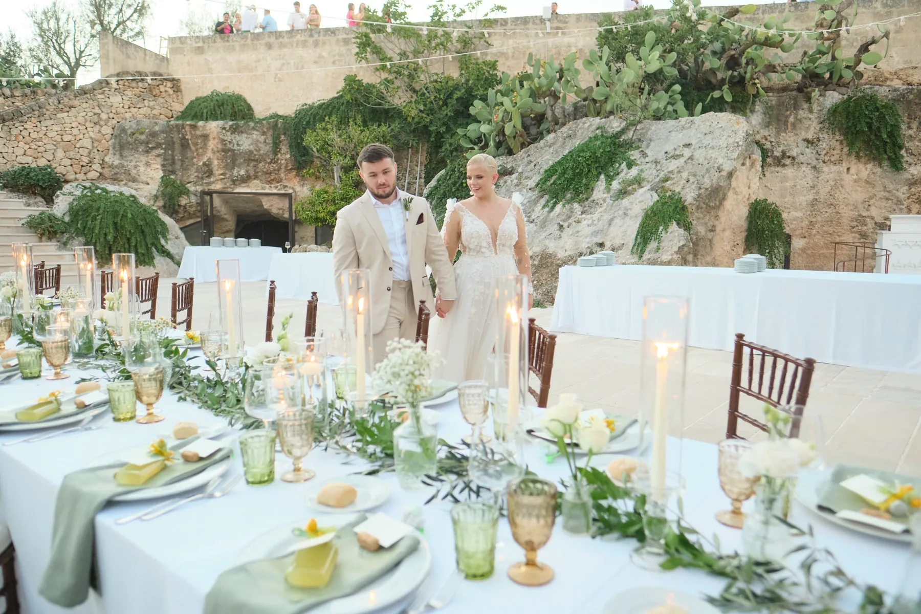 La cena all'aperto sotto la parete di roccia