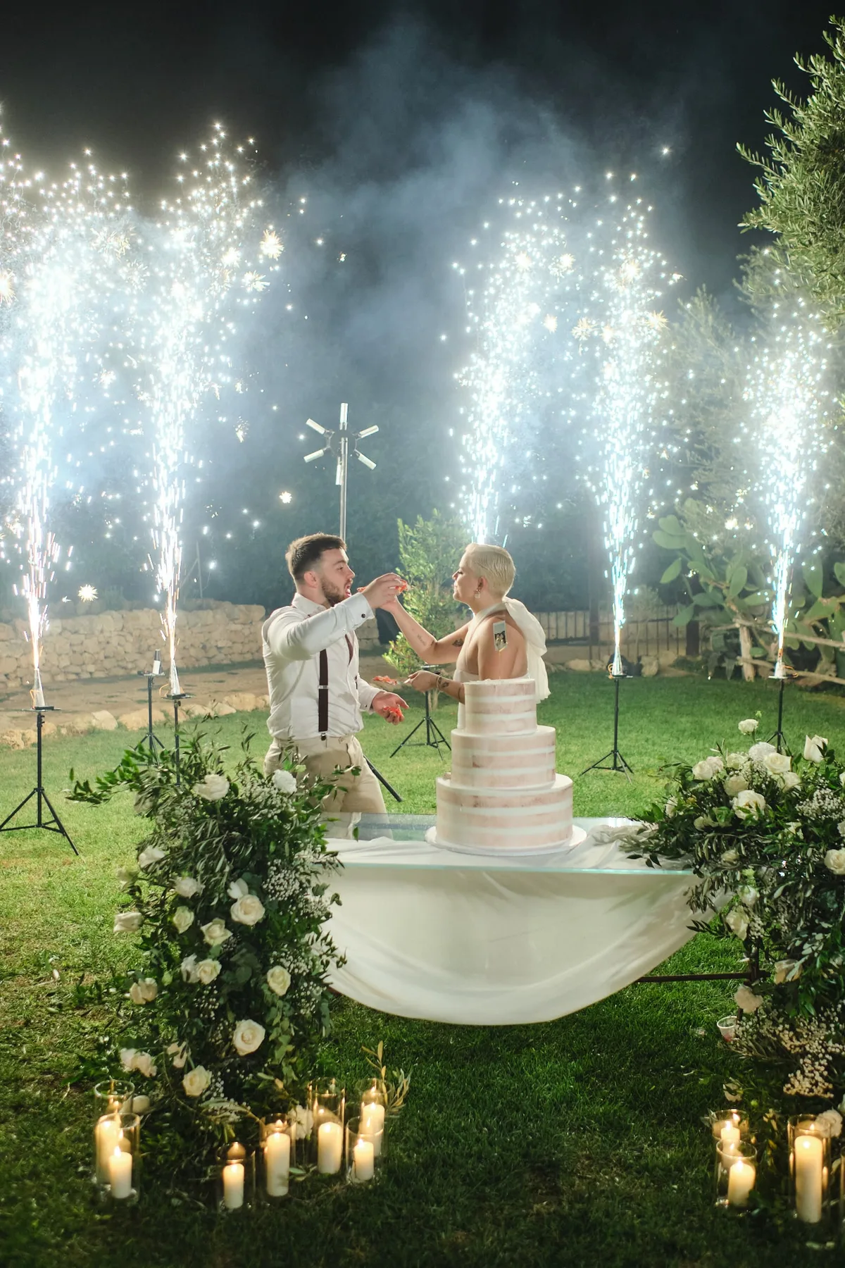 Il taglio della torta in giardino tra le fontane luminose