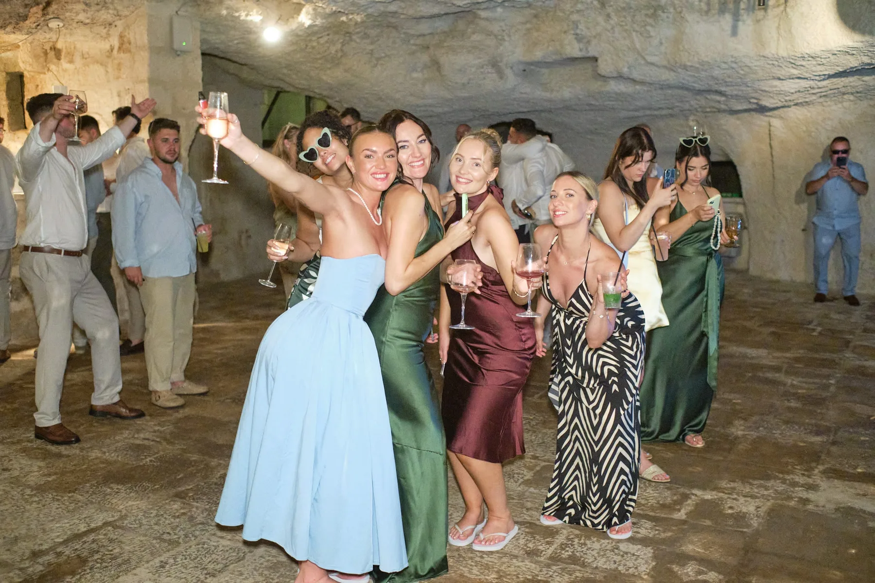 La festa nella grotta scavata nella roccia