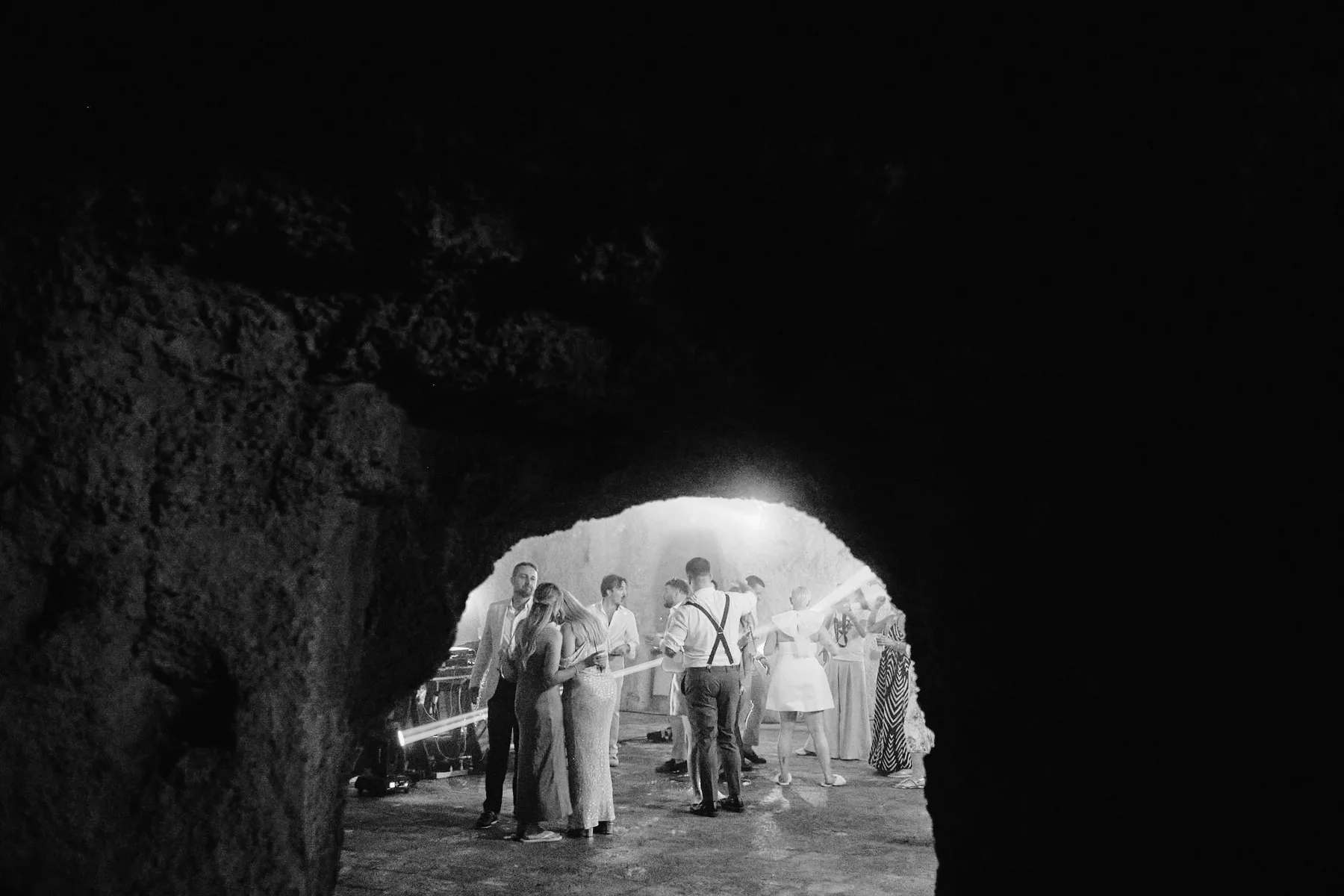 L'ingresso della grotta durante la festa, in bianco e nero