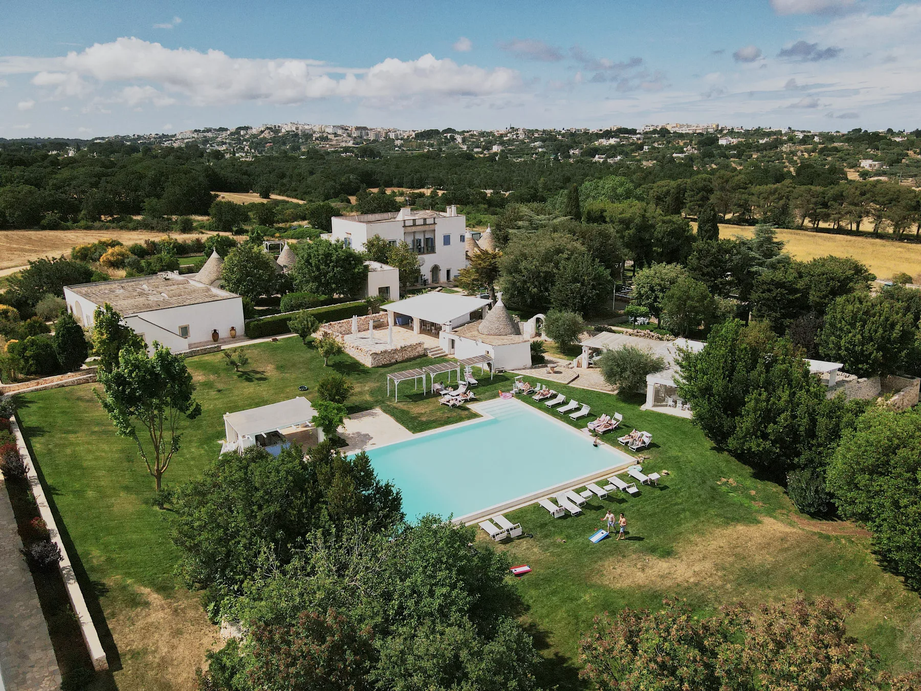La masseria di Villa Cenci vista dall’alto, con la piscina e la campagna di Cisternino