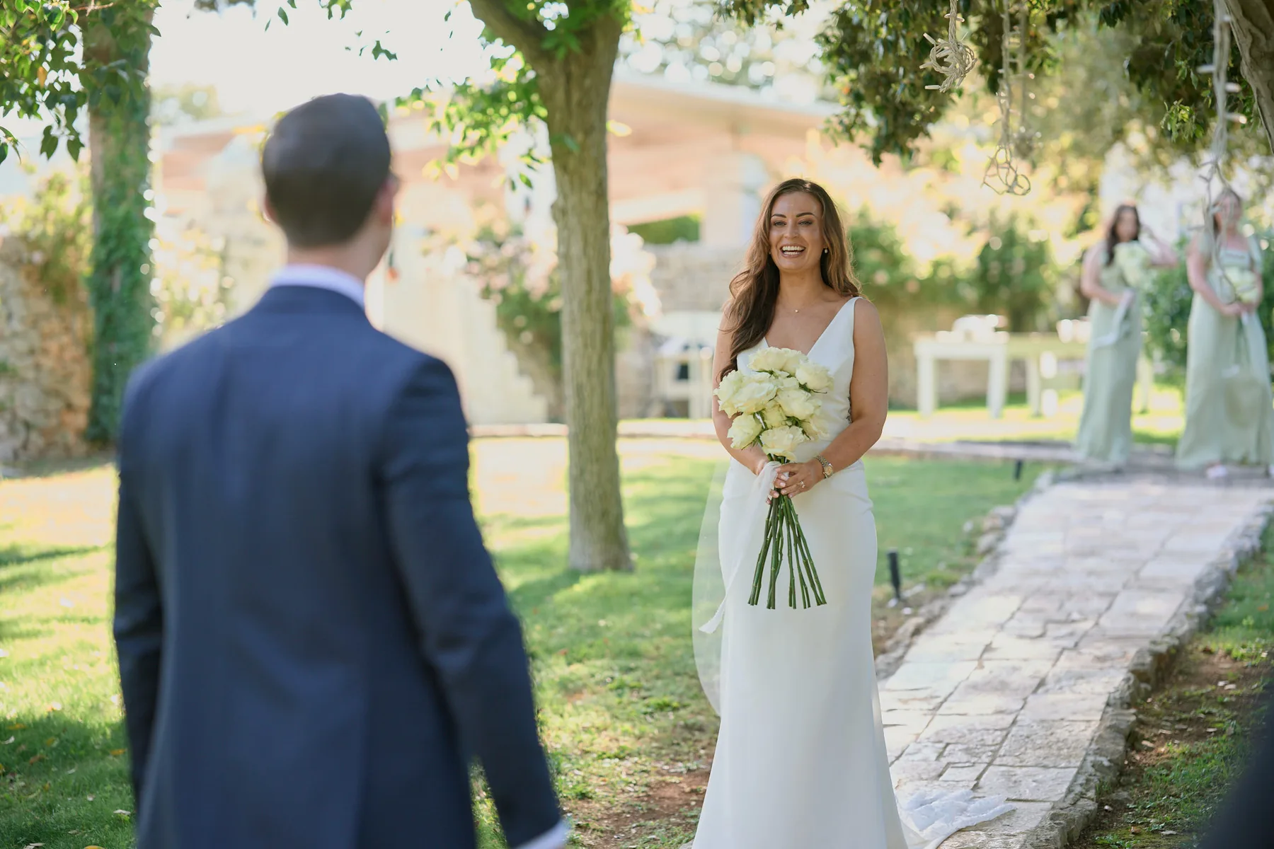 Il primo sguardo tra gli sposi nel giardino