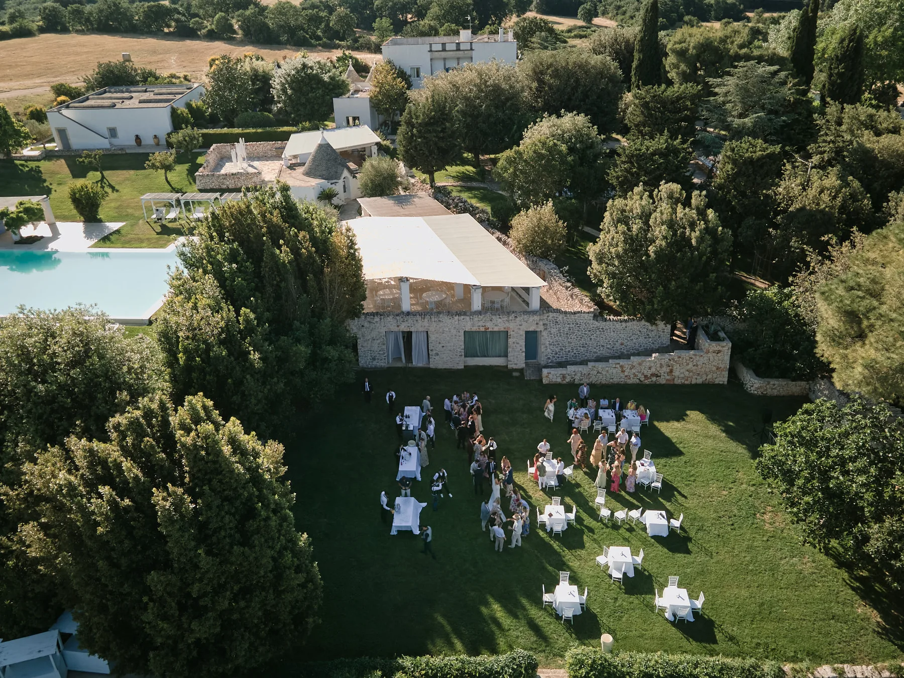 La cerimonia nel prato della masseria vista dal drone