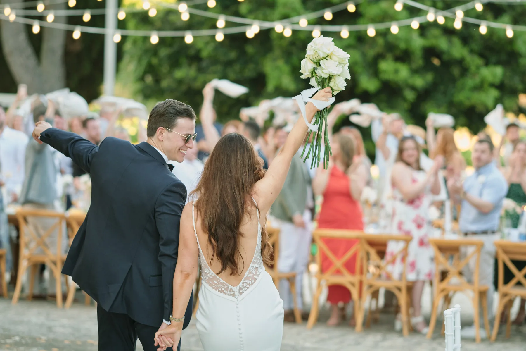 L’ingresso degli sposi al ricevimento tra gli invitati in festa