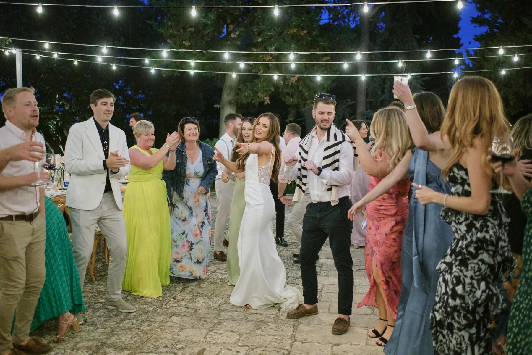Gli invitati ballano sotto le luci sospese