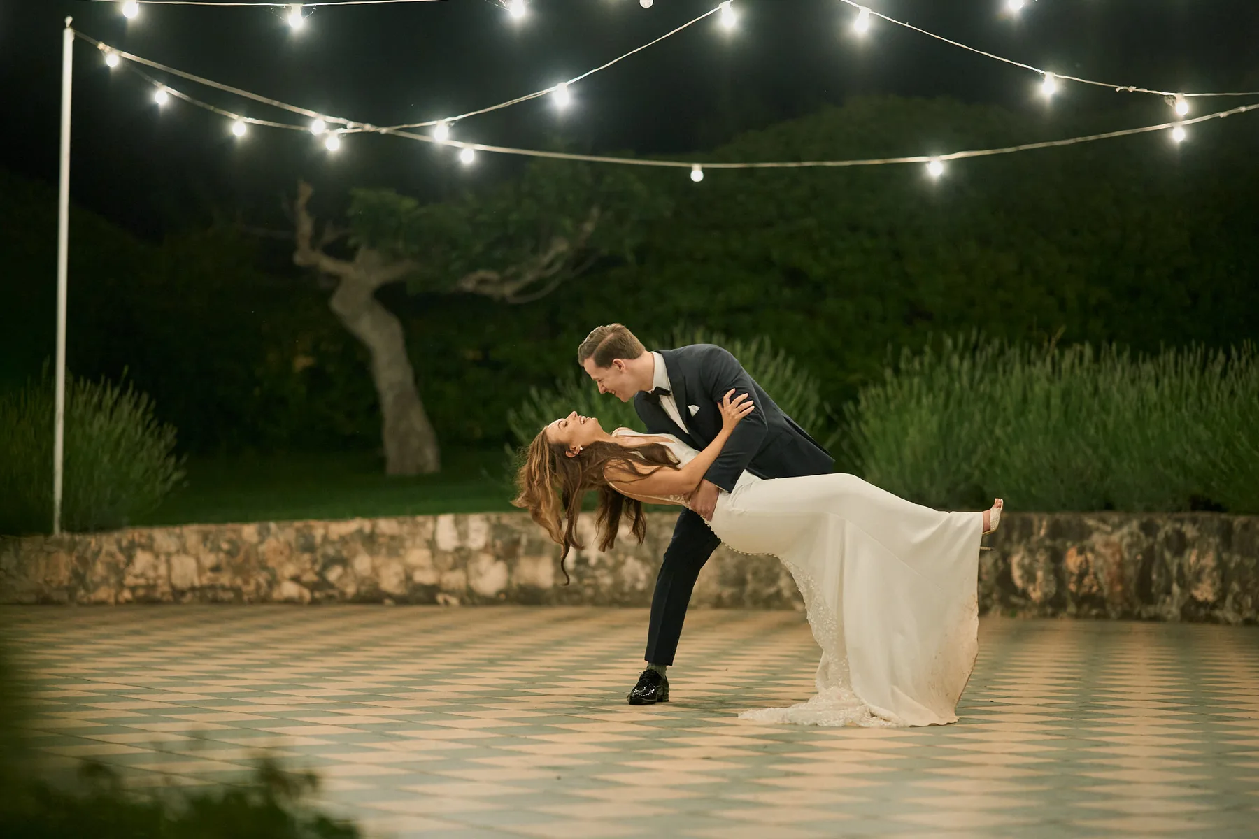 Il casqué del primo ballo sulla pista illuminata