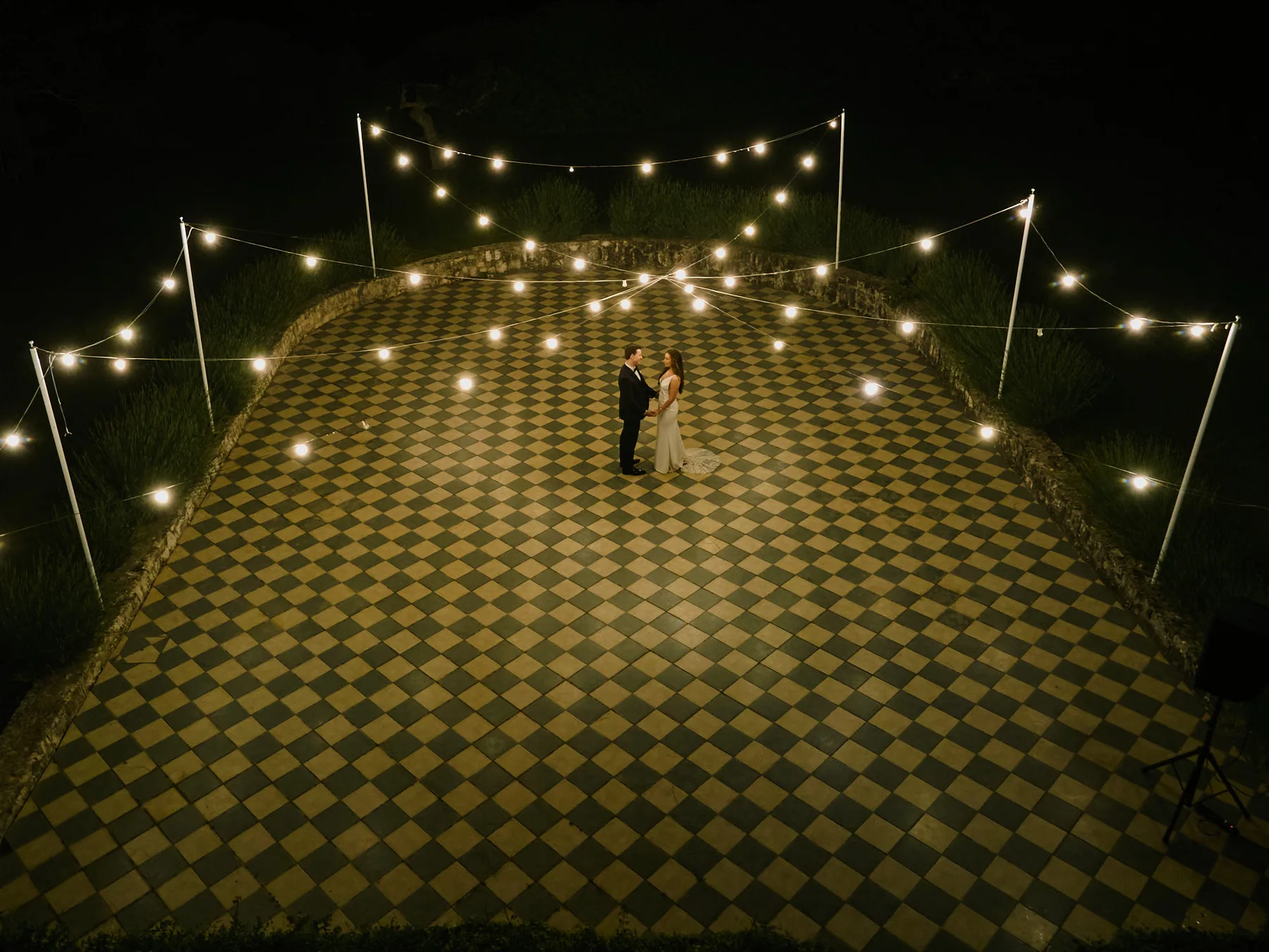 La pista da ballo illuminata vista dall’alto, di notte
