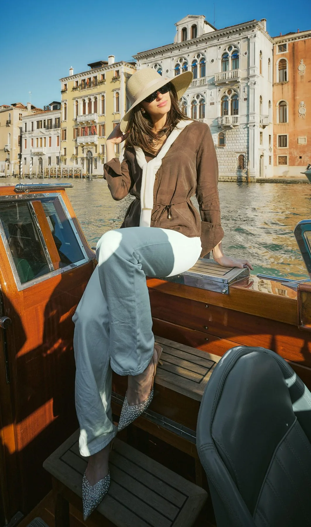 Un'ospite in accappatoio su una barca nei canali di Venezia
