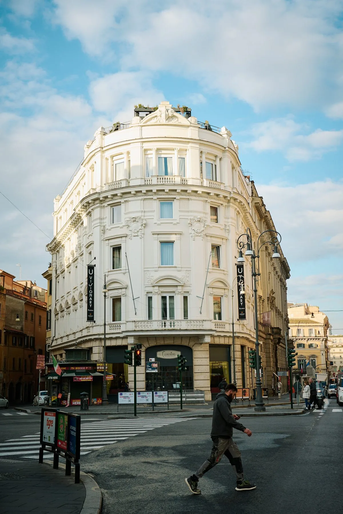 La facciata dell'hotel su una via del centro storico