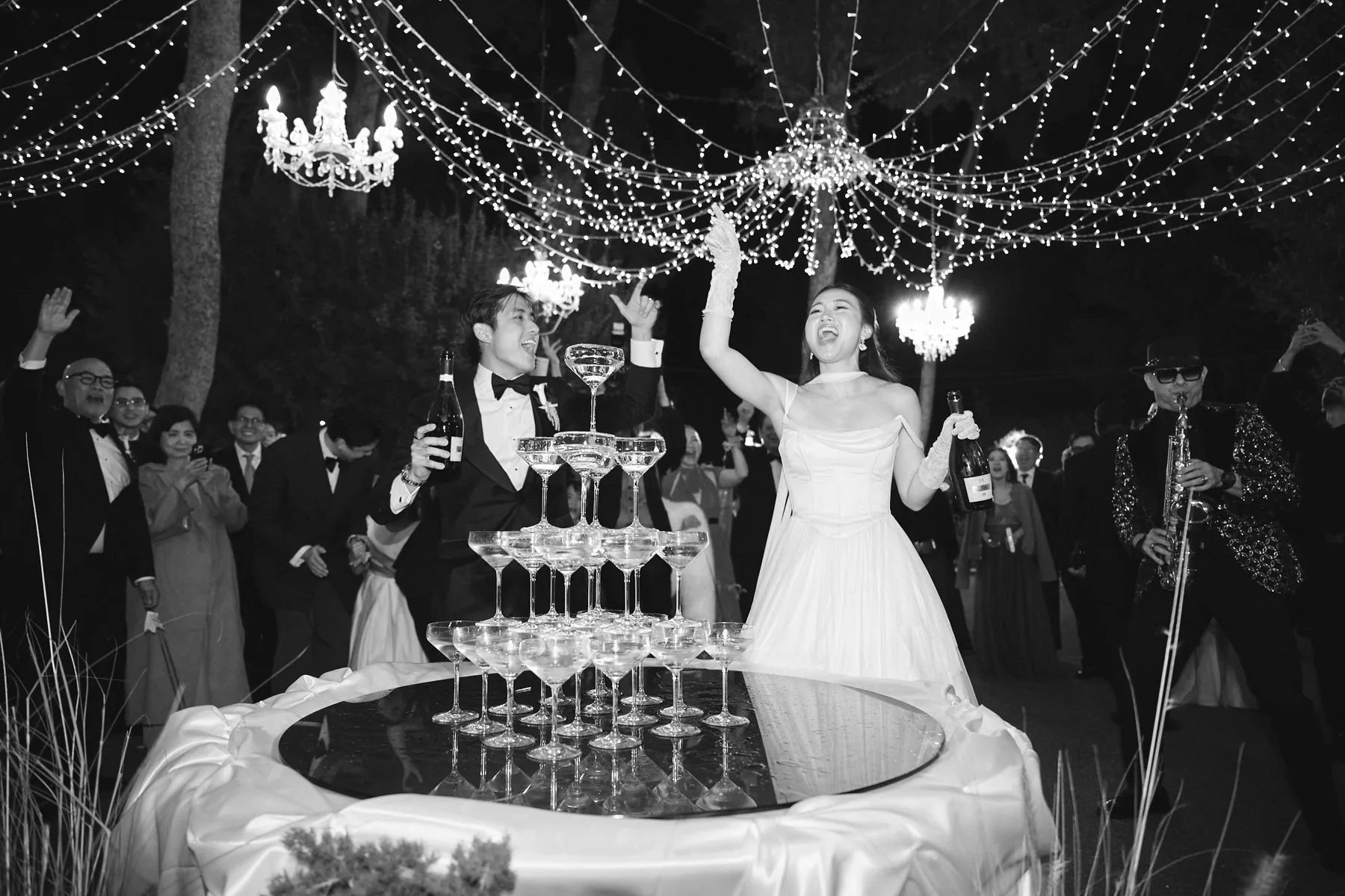 Festeggiamenti attorno alla fontana, in bianco e nero