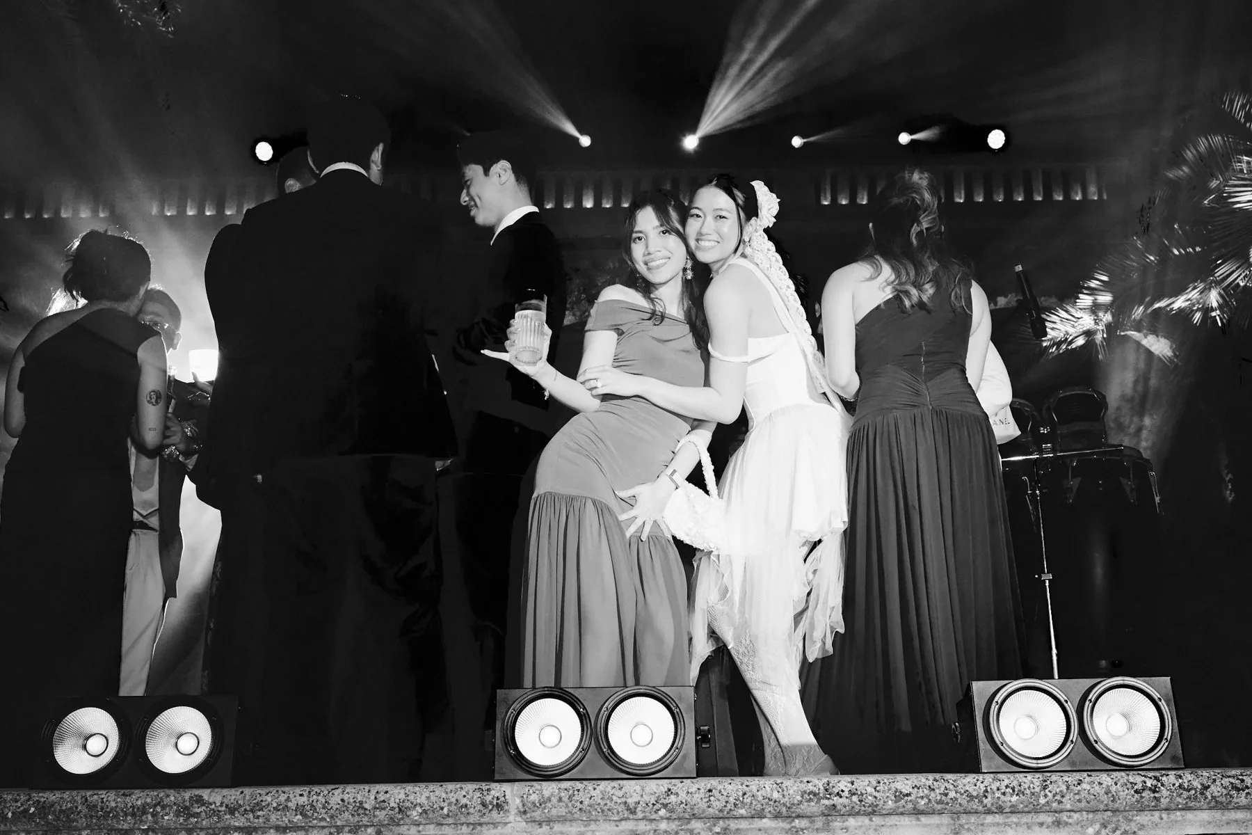 Gli ospiti ballano fino a tarda notte, in bianco e nero