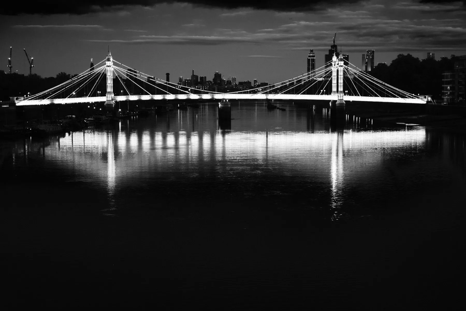 L'Albert Bridge illuminato si riflette nel Tamigi