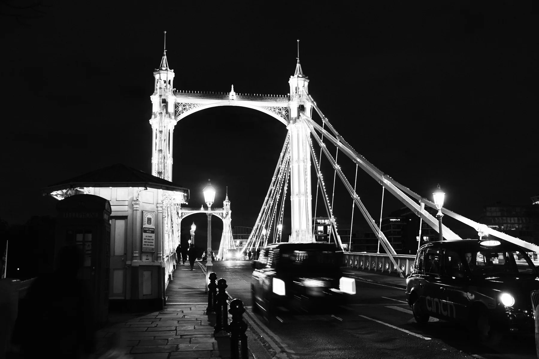 I taxi attraversano l'Albert Bridge di notte