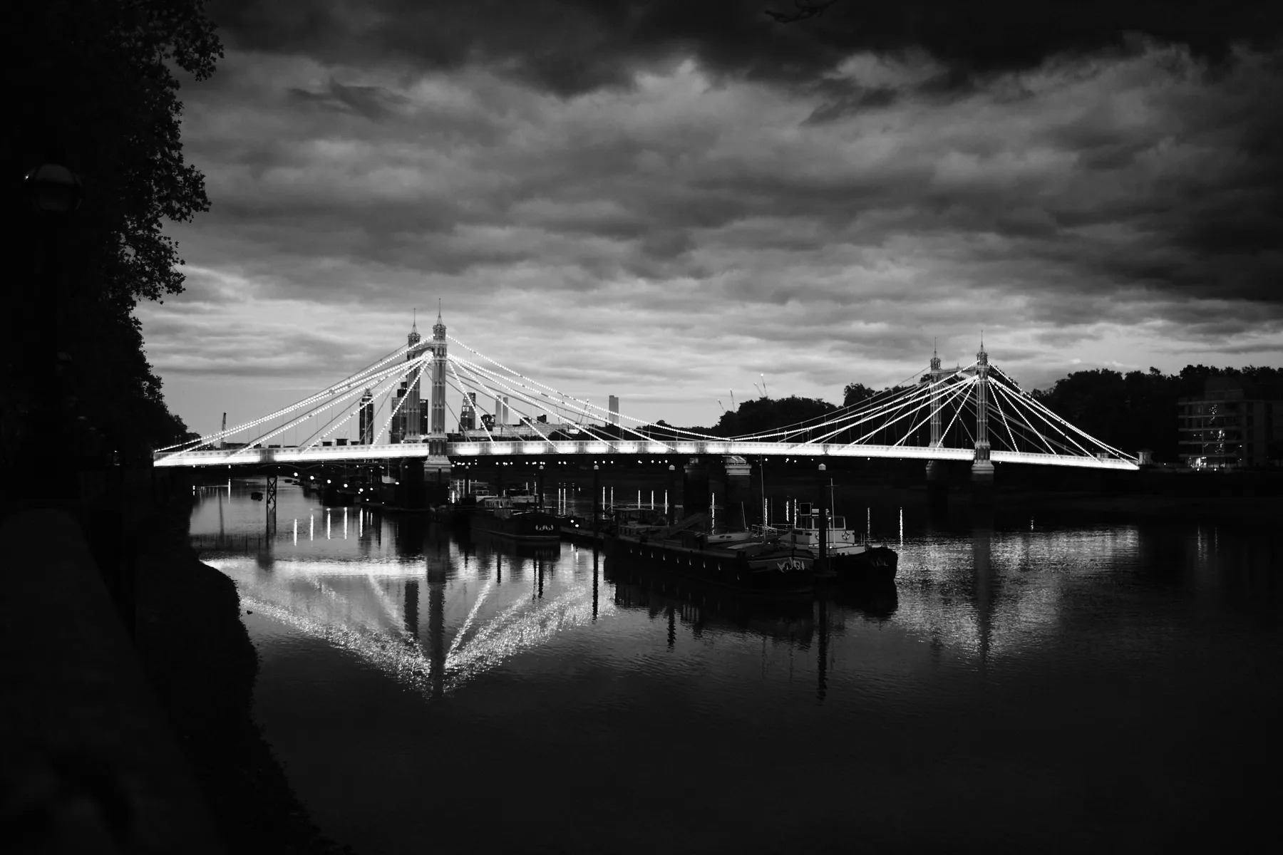 L'Albert Bridge al tramonto, tra le nuvole