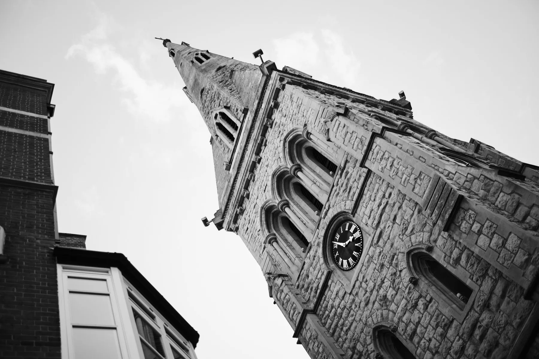 Il campanile di una chiesa in pietra, dal basso