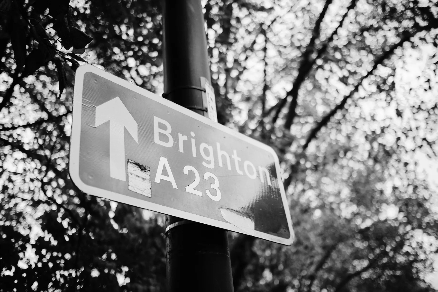 Il cartello stradale per Brighton, A23