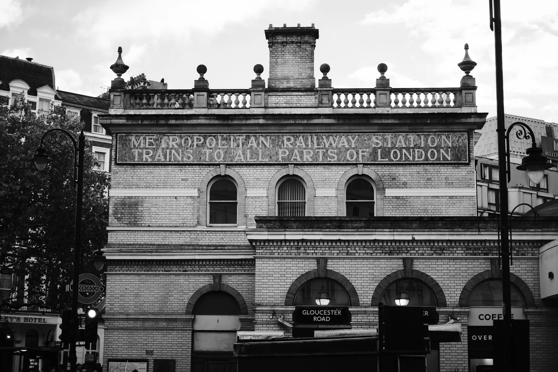 La facciata di una vecchia stazione della Metropolitan Railway