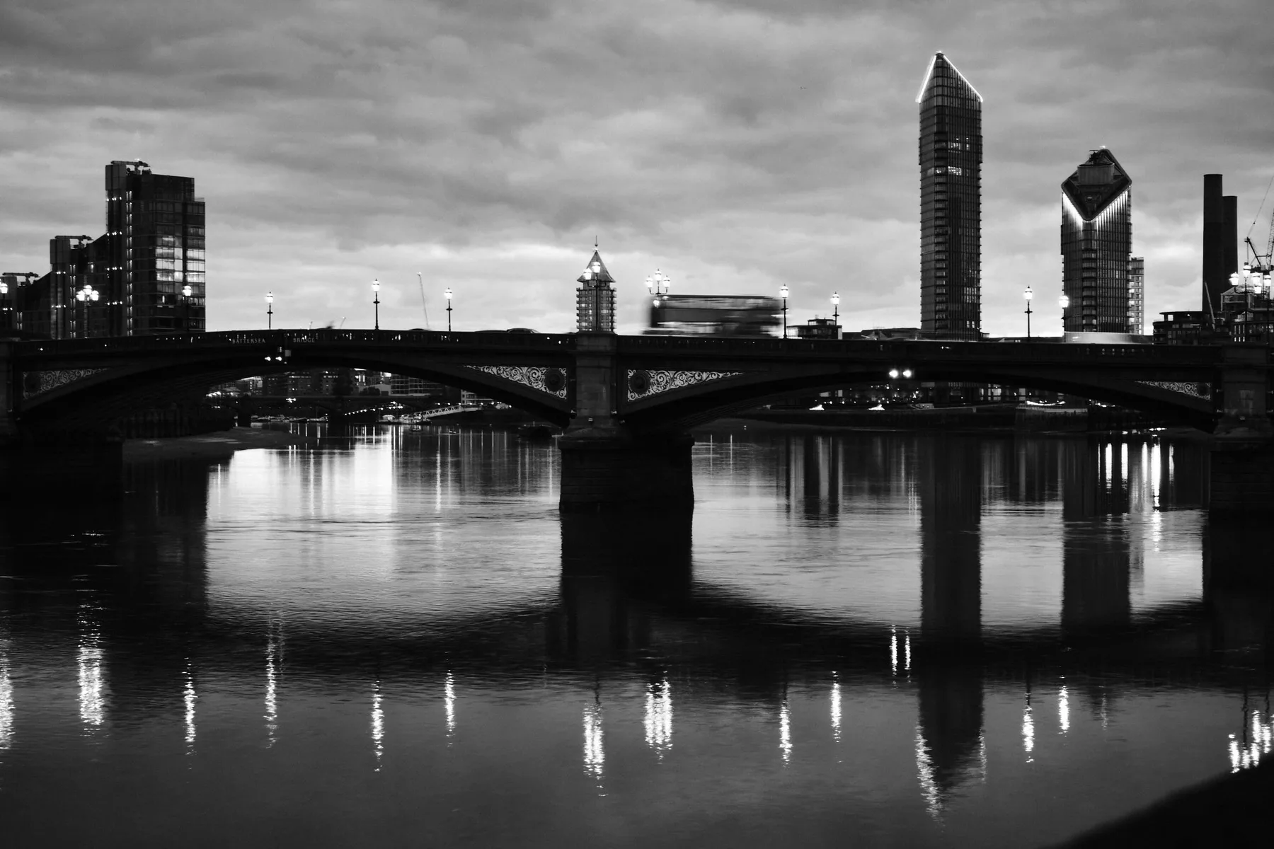 I riflessi delle luci sotto un ponte sul Tamigi