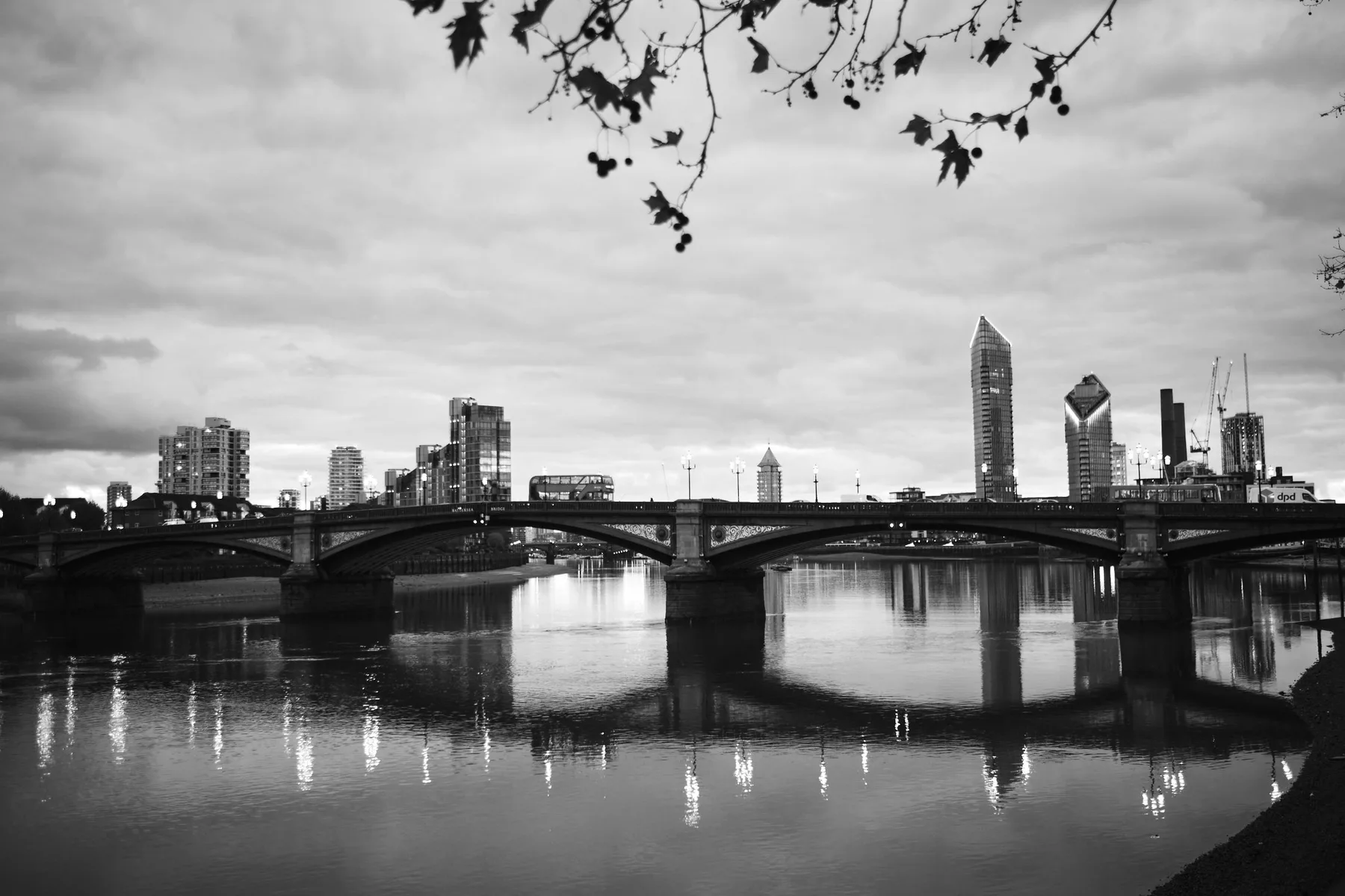 Un ponte sul Tamigi con lo skyline sullo sfondo