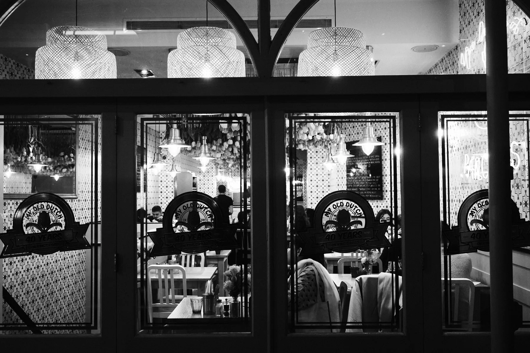 Le vetrate di un ristorante illuminato, di sera