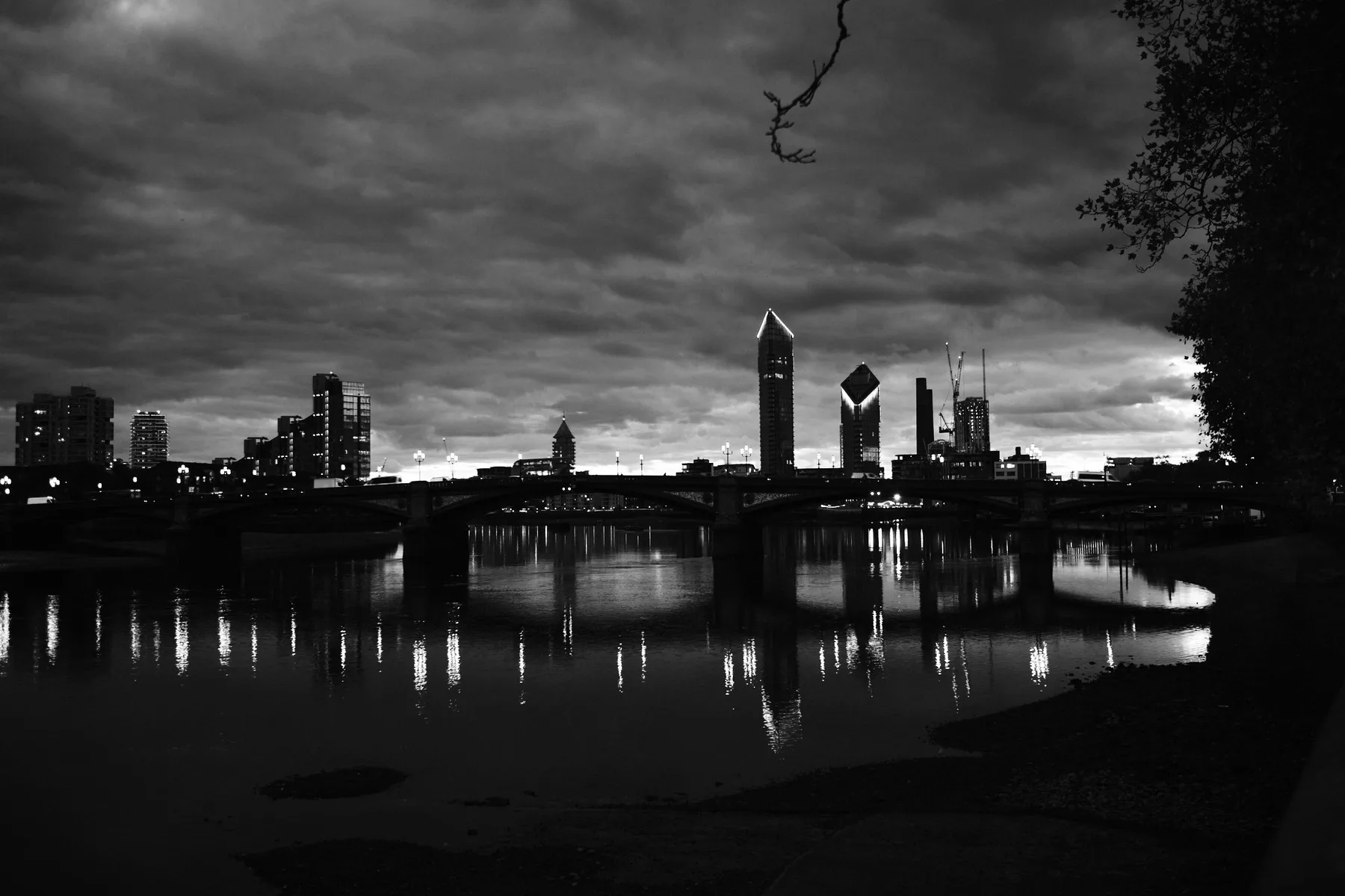 Lo skyline di Londra sul Tamigi al tramonto
