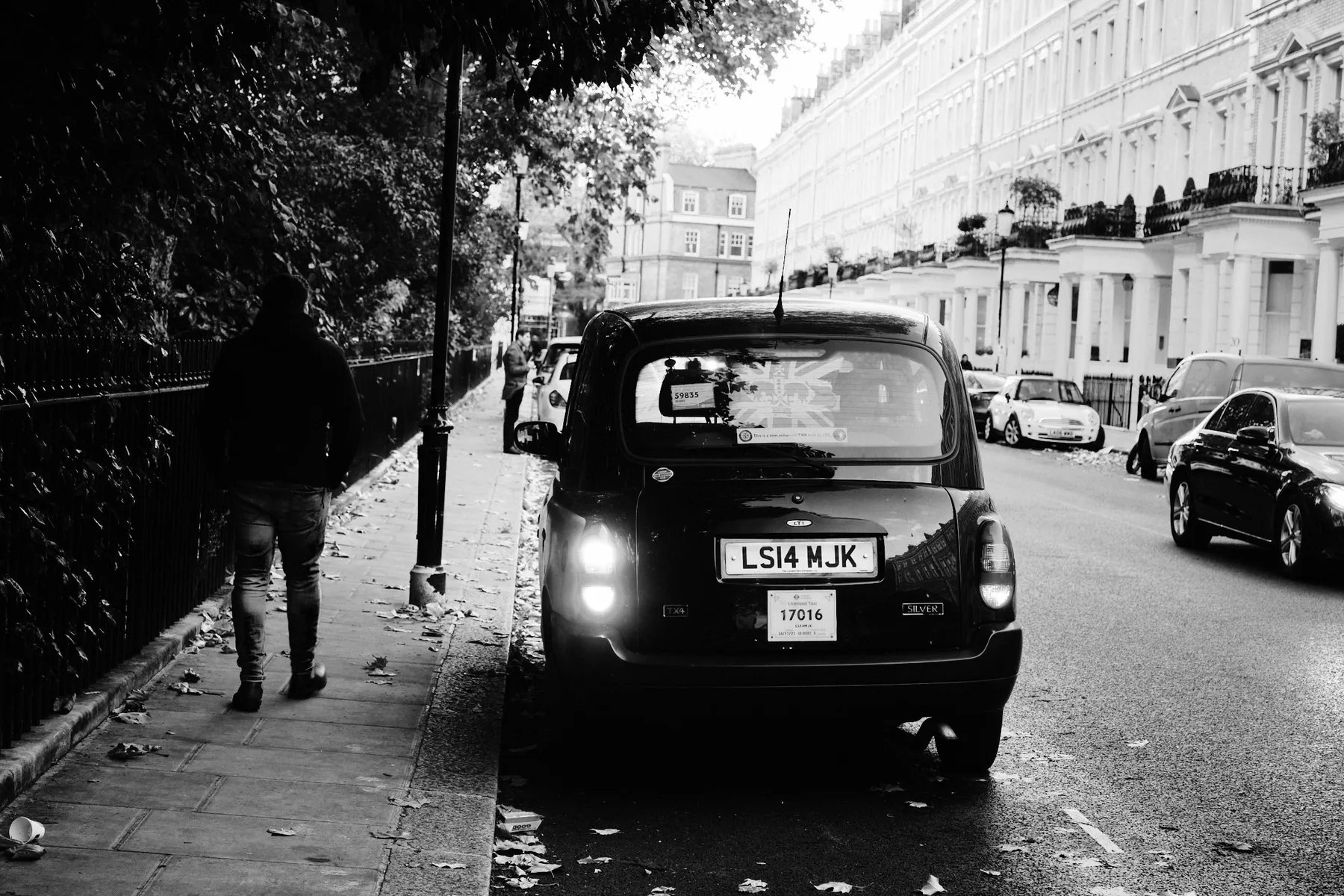 Un taxi nero tra le case bianche di Londra