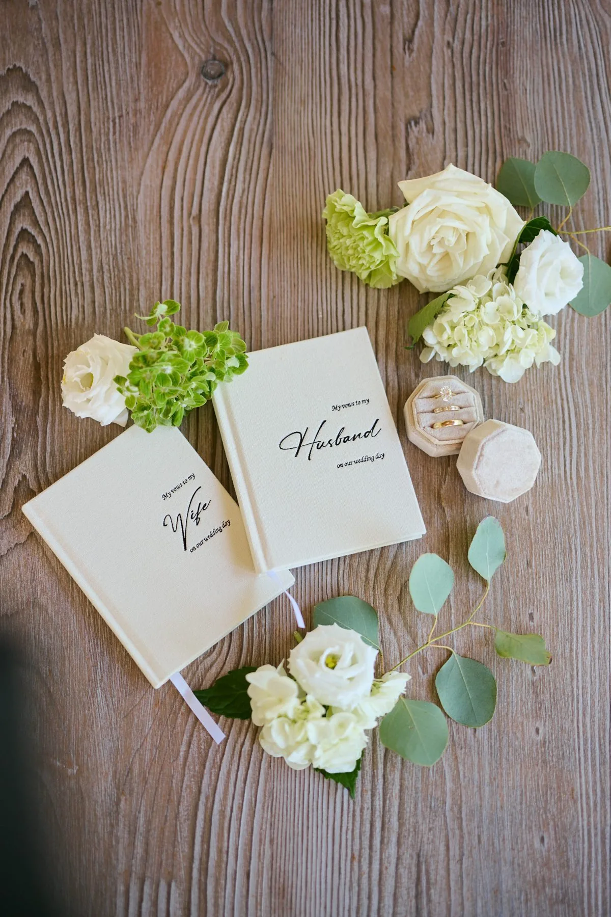 I libretti delle promesse e i fiori bianchi, dettaglio dei preparativi