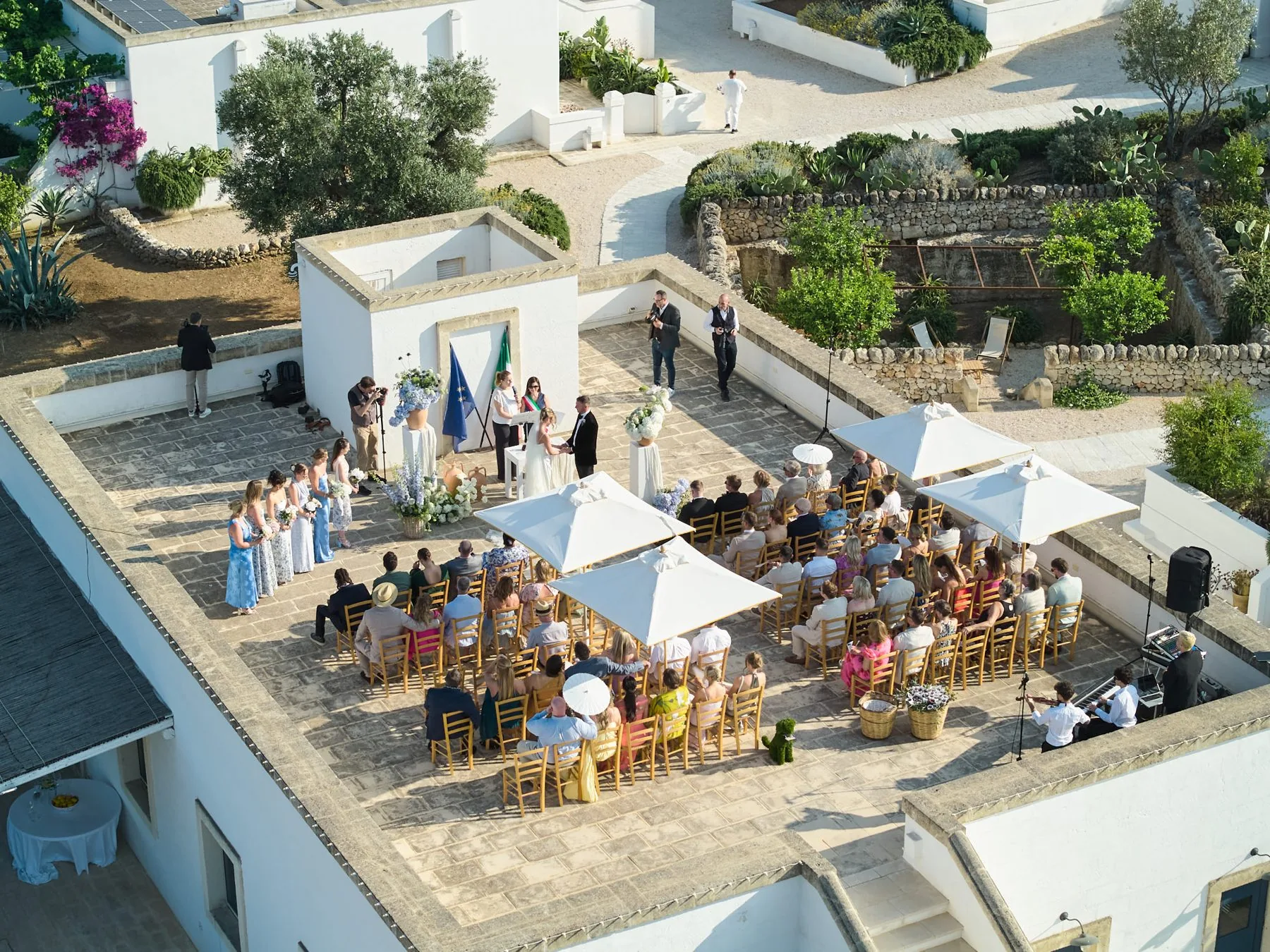 Vista aerea della cerimonia tra gli ulivi di Masseria Calderisi