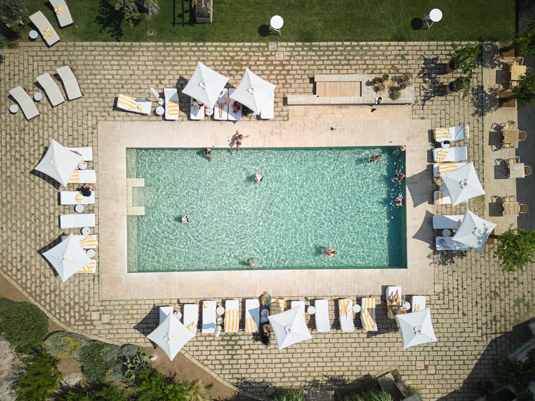 Vista aerea della piscina di Masseria Calderisi