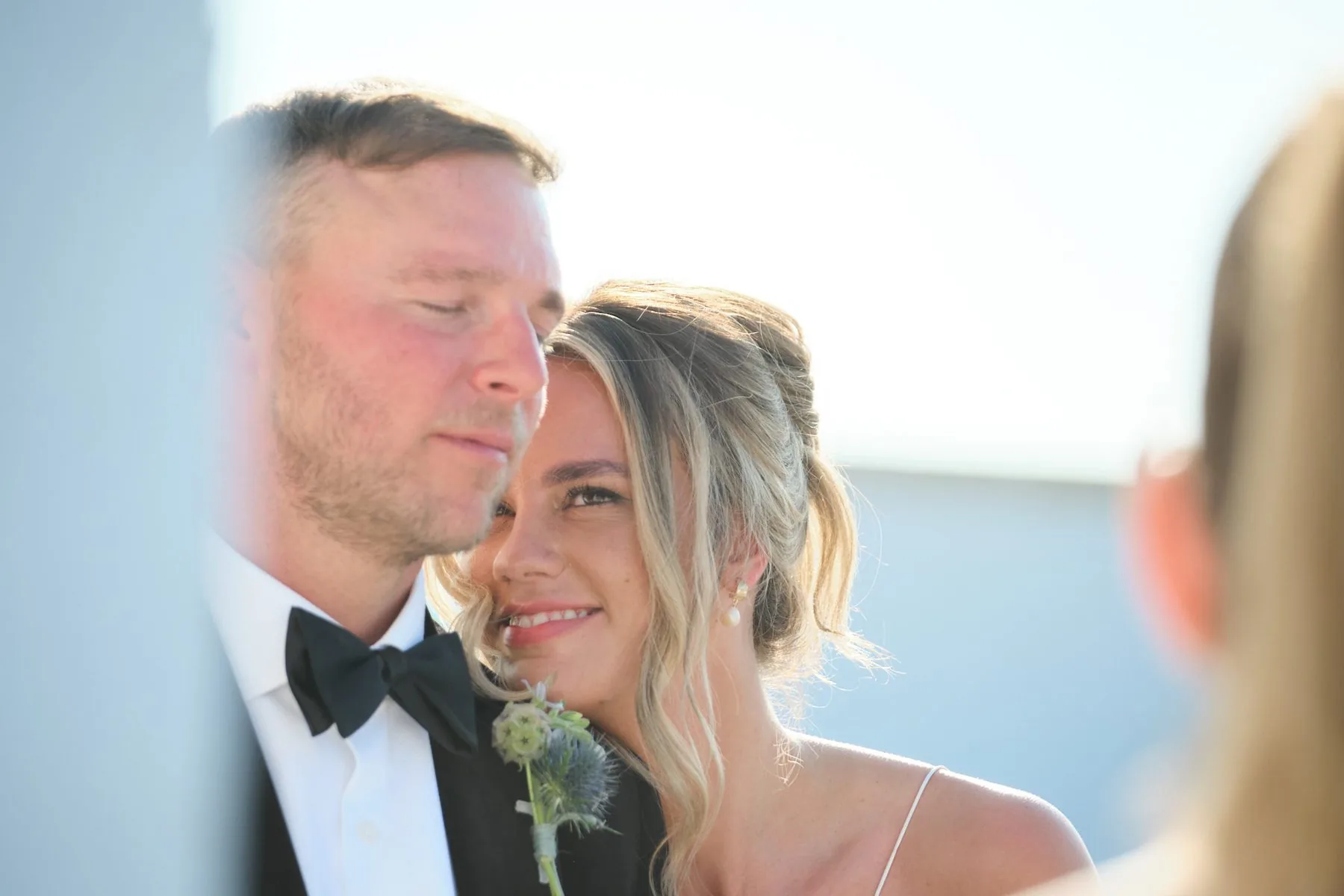 Lydia e Sam vicini, ritratto intimo dopo la cerimonia