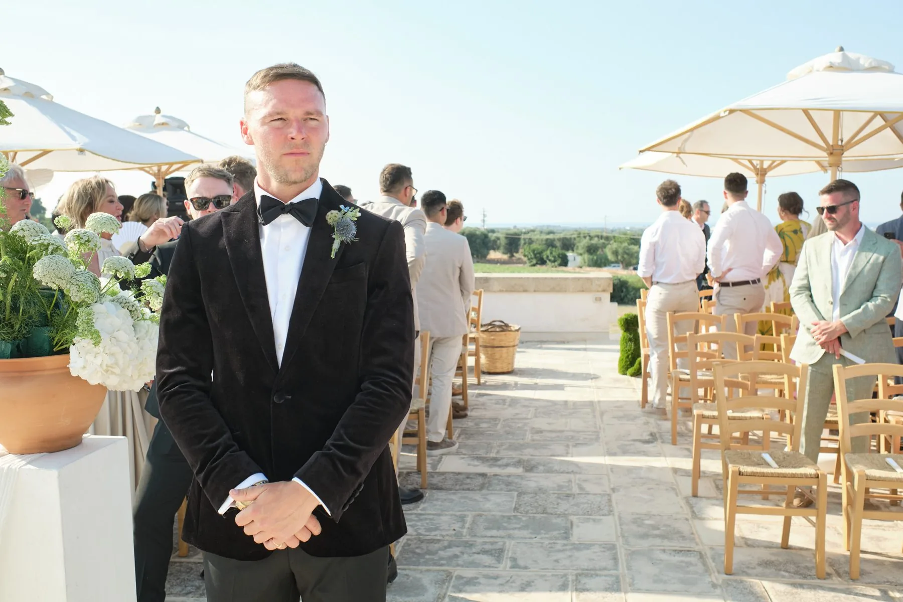 Sam in attesa di Lydia all'altare, tra gli ospiti